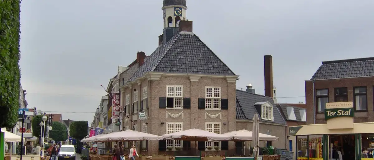 Het centrum van Almelo met terrassen op het plein