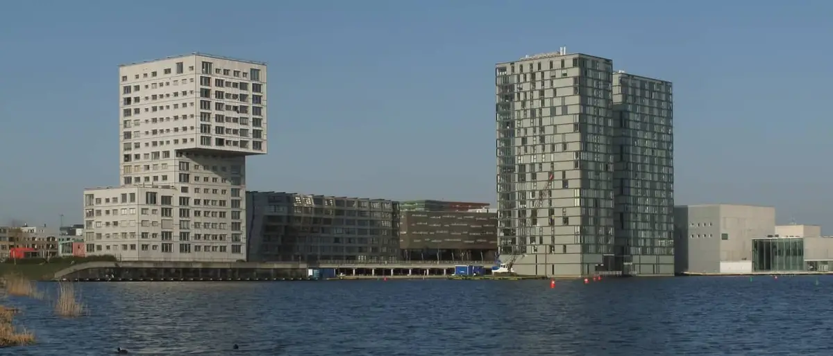 De skyline van Almere aan het water