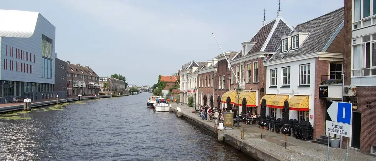 Het water langs de binnenstad van Alphen aan den Rijn