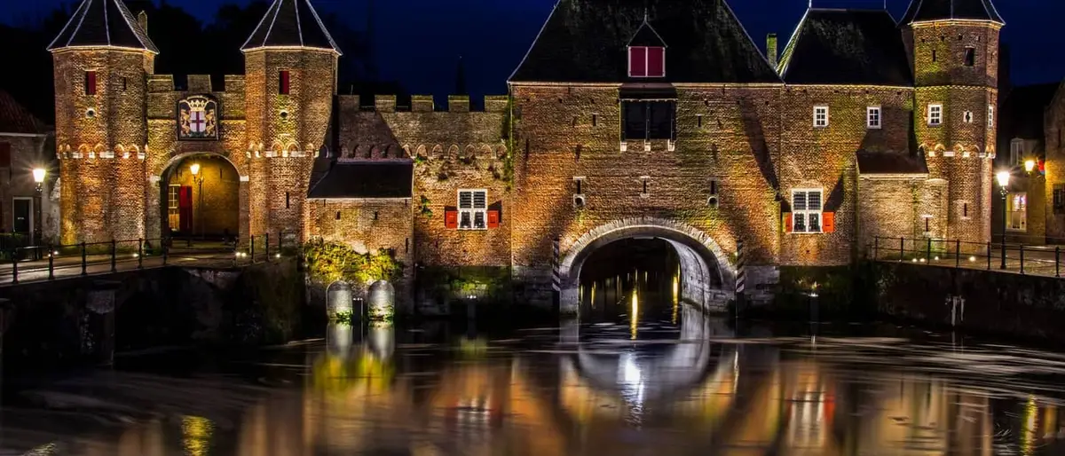 De Koppelpoort in Amersfoort bij avondlicht