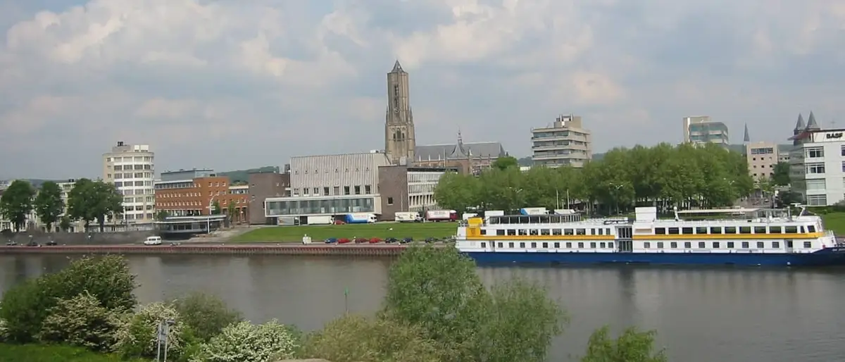 Arnhem aan de Nederrijn met de toren van de Eusebiuskerk