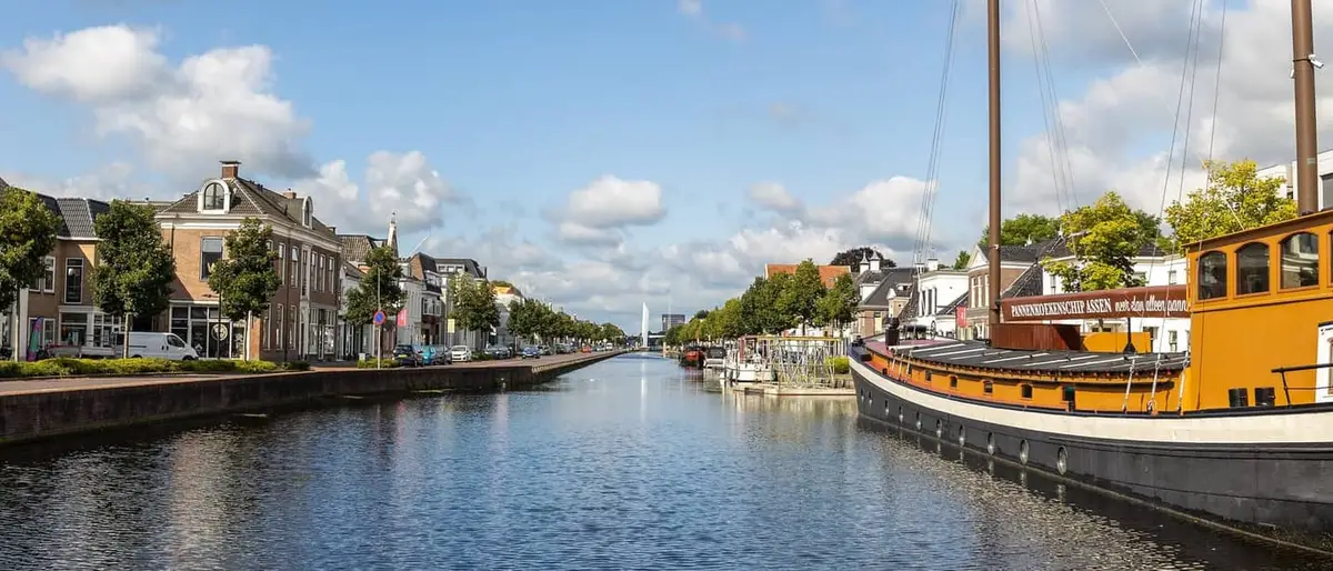 Water met een historisch schip in het centrum van Assen