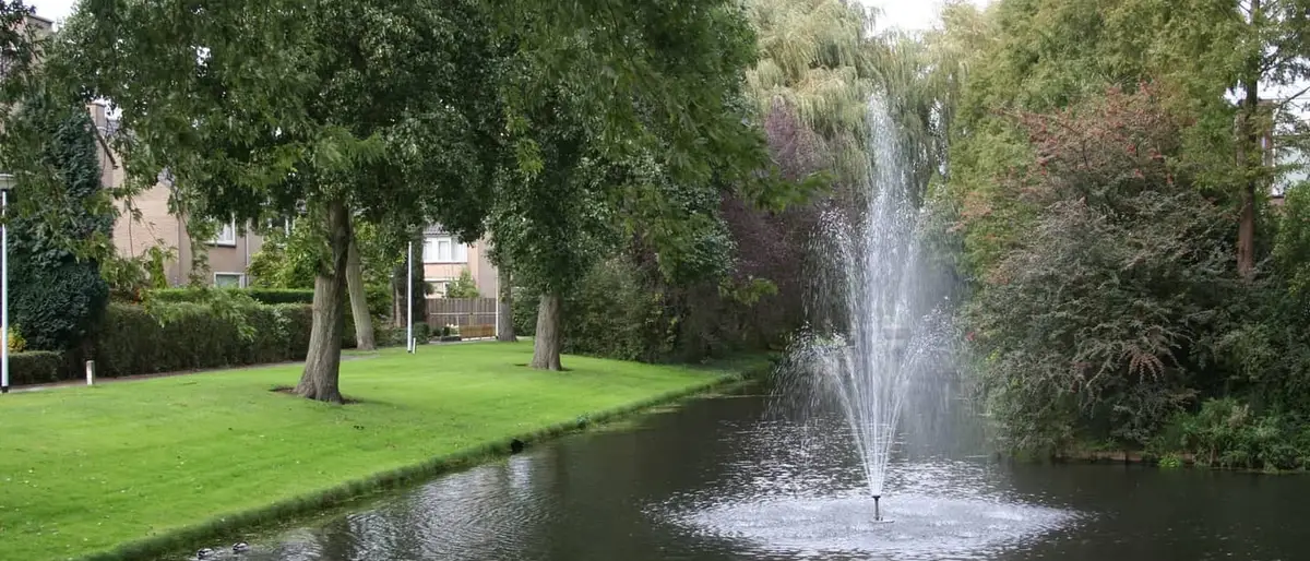 Vijver met fontein in een park in Barendrecht
