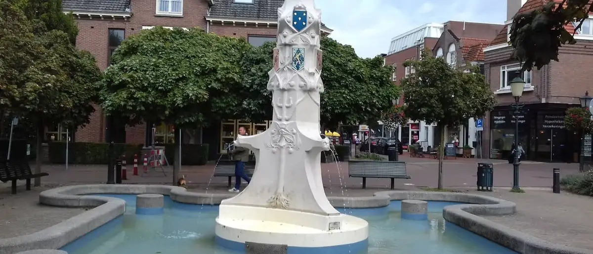 Fontein met standbeeld op een plein in Bussum