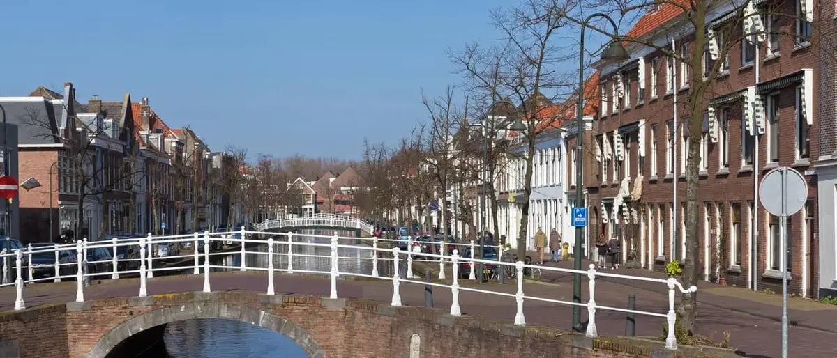 Een gracht met brug in het centrum van Delft
