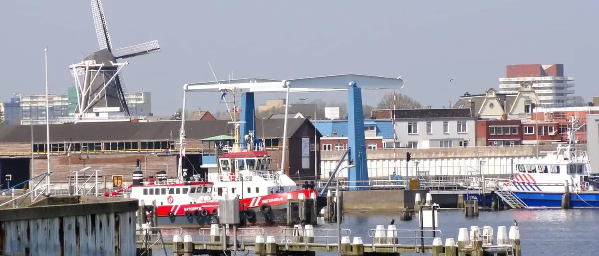 De haven van Delfzijl met een molen