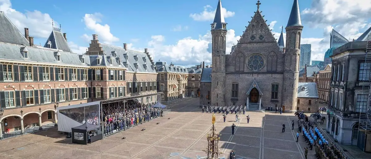 Het Binnenhof met de Ridderzaal in Den Haag