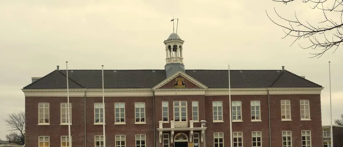 Een historisch gebouw aan het water in Den Helder