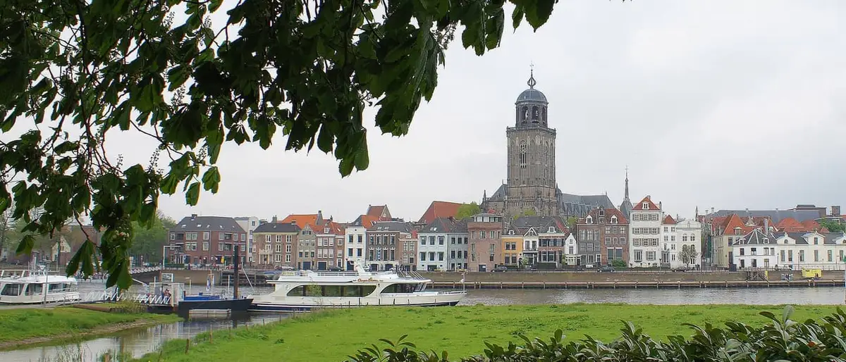 Deventer aan de IJssel met de toren van de Lebuïnuskerk