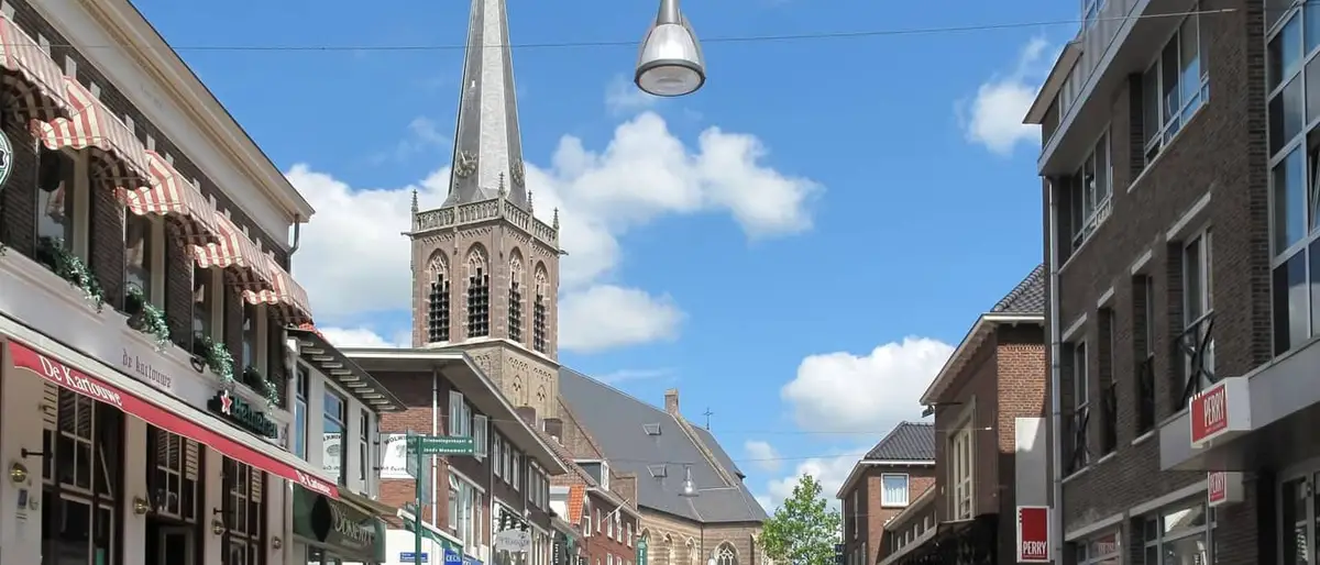 Winkelstraat in het centrum van Doetinchem met kerktoren