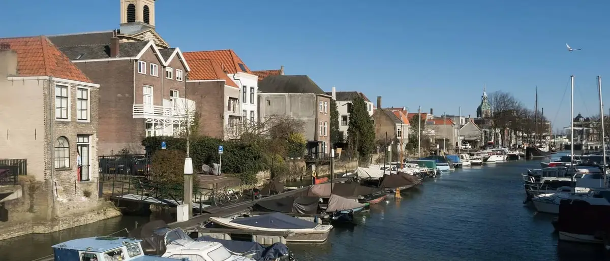 Een haven in het historische centrum van Dordrecht