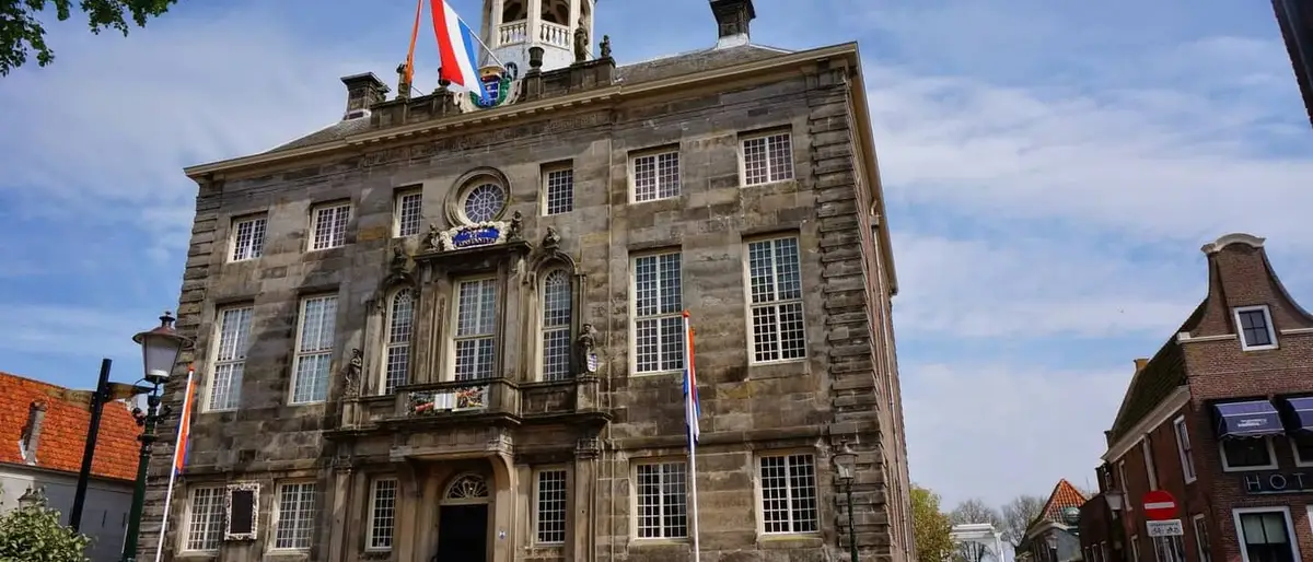 De haven van Enkhuizen met zeilschepen en oude pakhuizen