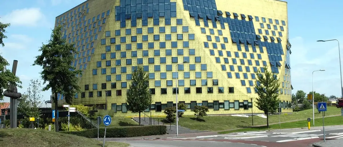 Het opvallende gemeentehuis van Hardenberg