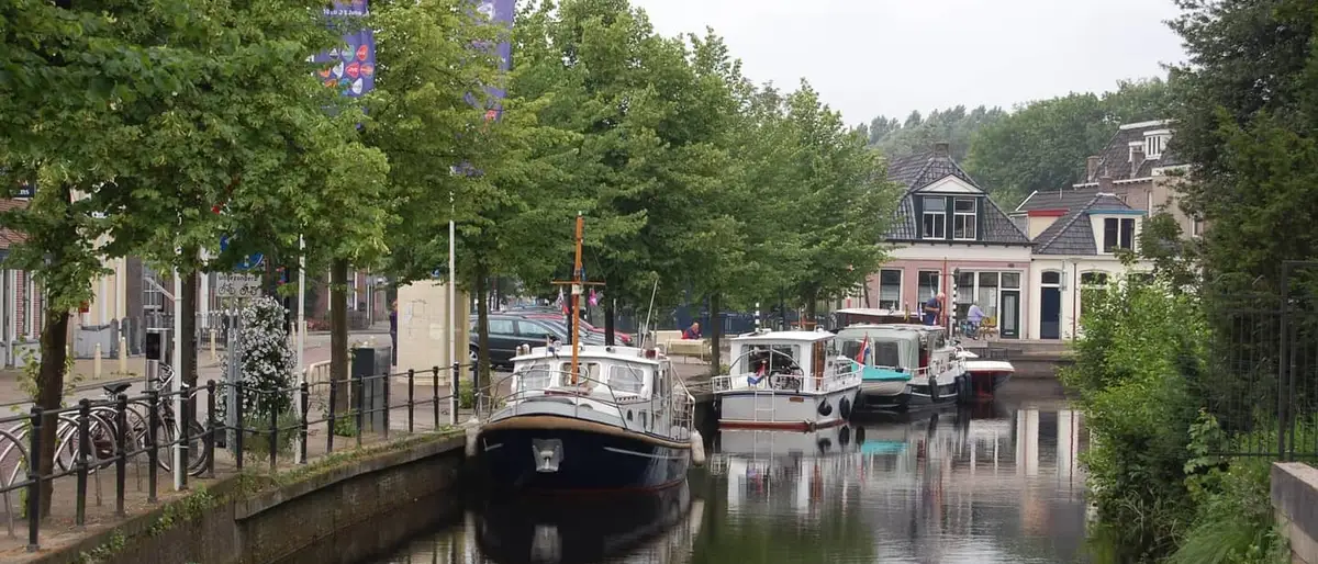 Een gracht met schepen in Heerenveen