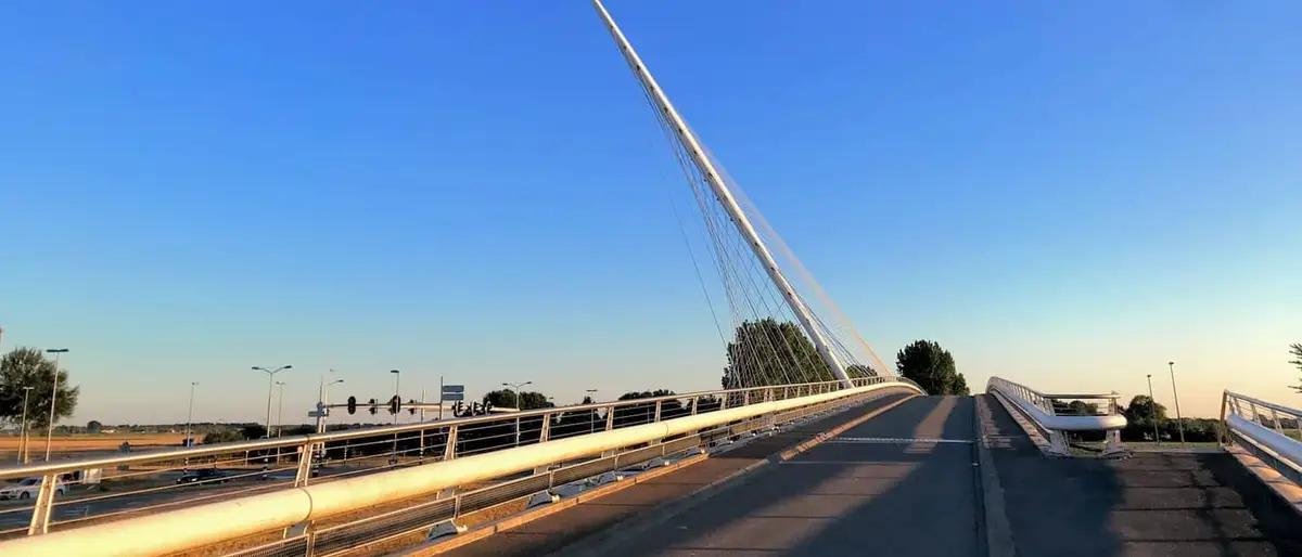 Een brug met een slanke pyloon in Hoofddorp