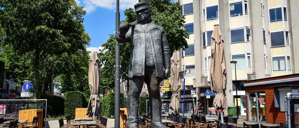 Het schippersmonument en terrassen in het centrum van Hoogeveen