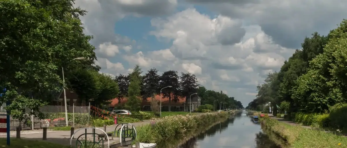 Een kanaal met bomen bij Hoogezand