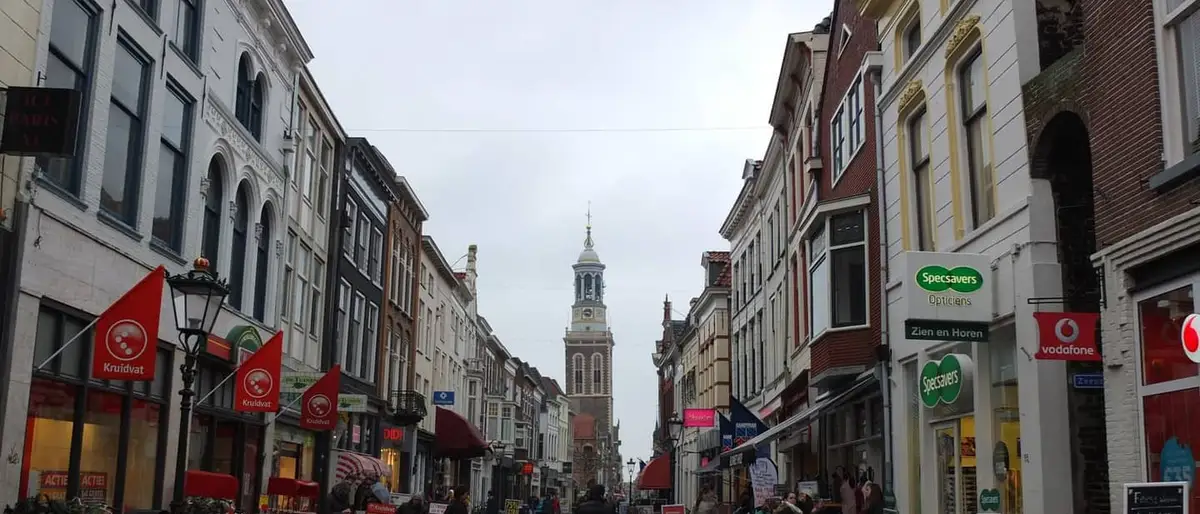 De winkelstraat in het centrum van Kampen met de kerktoren op de achtergrond