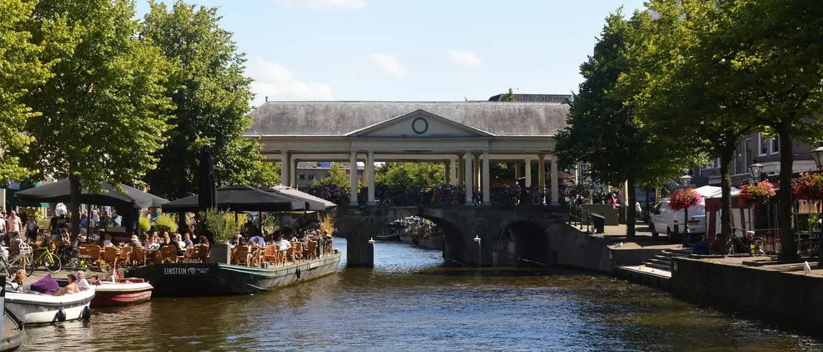 De Koornbrug en terrassen aan de Oude Rijn in Leiden