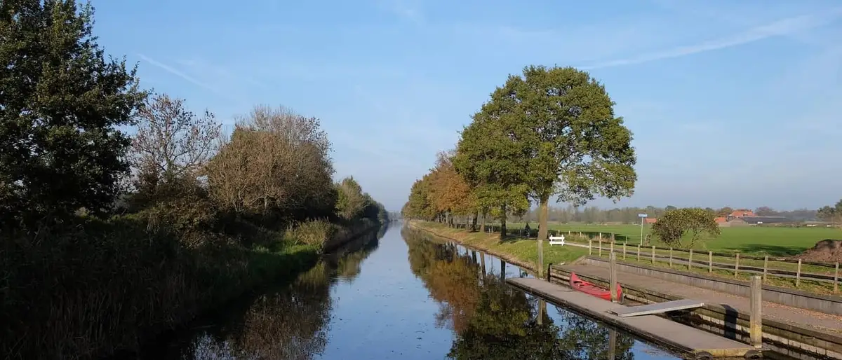 Een rustig kanaal met bomen bij Leusden