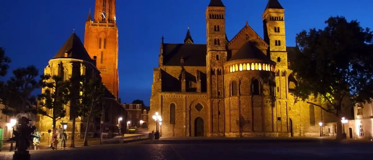 Het Vrijthof in Maastricht met de Sint-Janskerk en de Sint-Servaasbasiliek