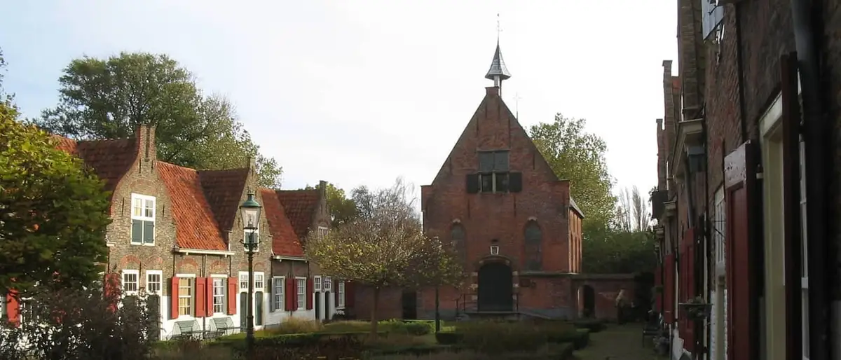 Een historisch hofje in Naaldwijk