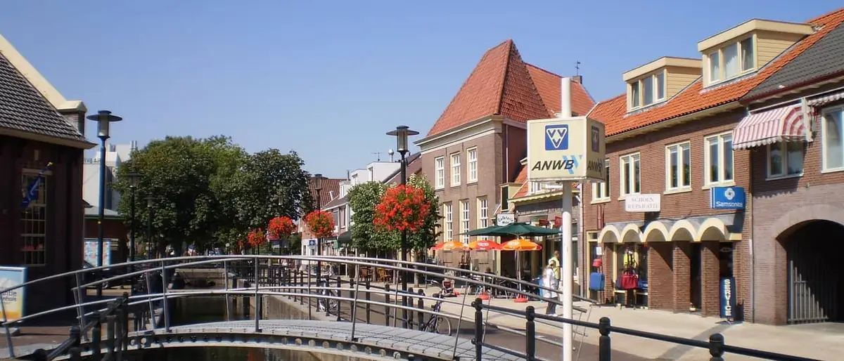 Een gracht met brug in het centrum van Nijkerk