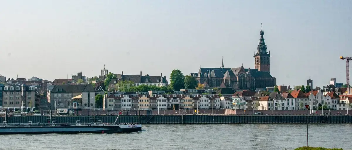Nijmegen aan de Waal met de Stevenskerk