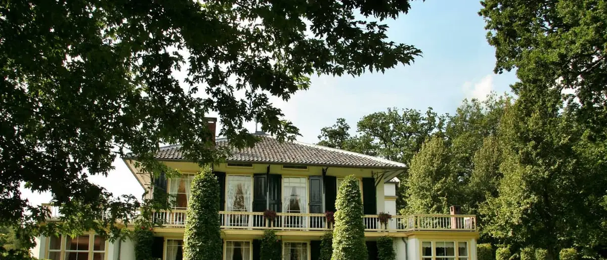 Een landhuis met tuin in Oegstgeest