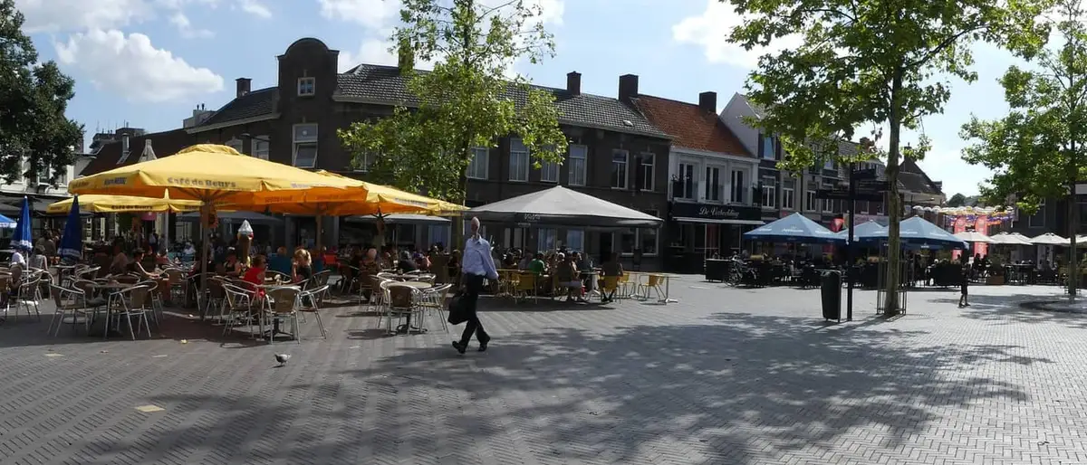 Terrassen op het plein in het centrum van Oosterhout