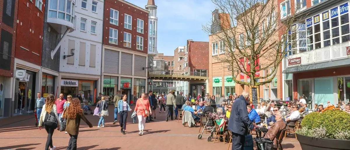 Winkelstraat met terrassen in Spijkenisse