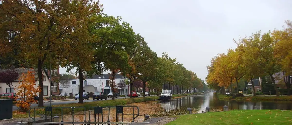 Het Stadskanaal met een sluis in de herfst