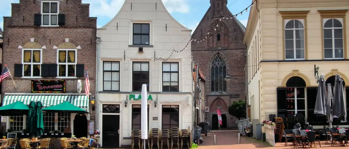 De Markt van Steenwijk met terrassen en trapgevels