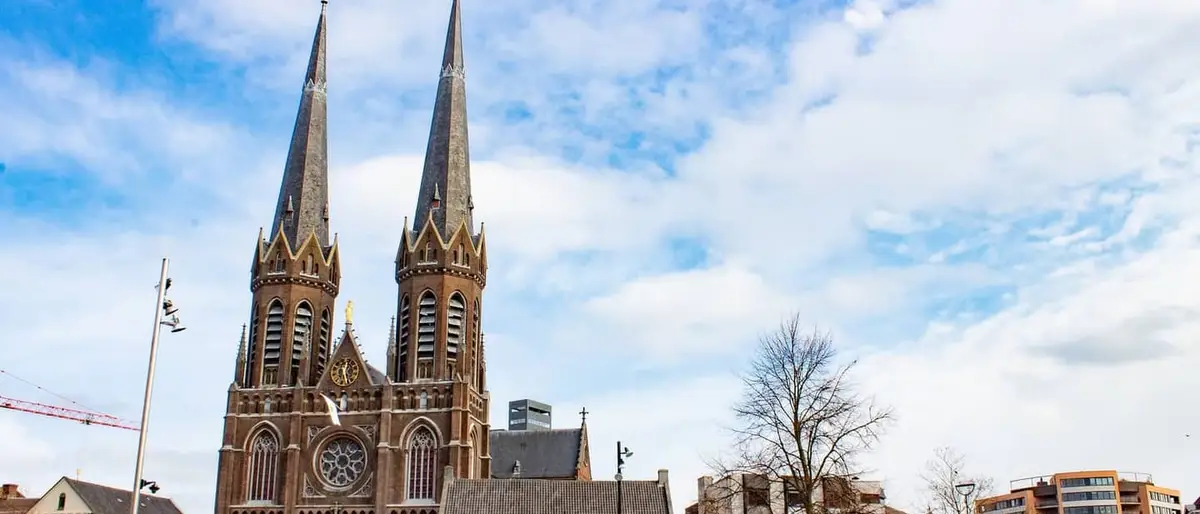 De Heuvel in Tilburg met de torens van de kerk