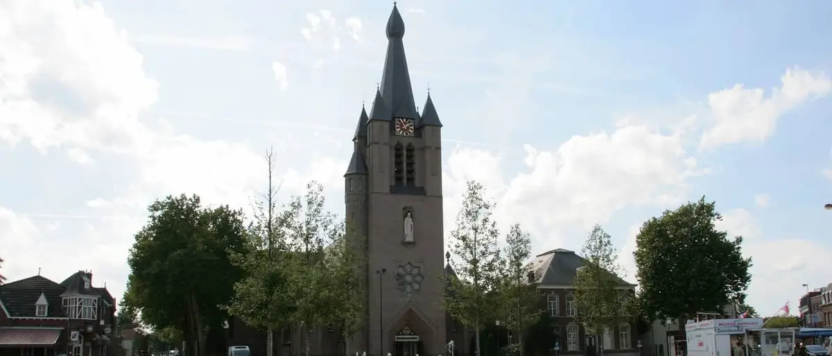 Het plein in het centrum van Valkenswaard met de kerktoren