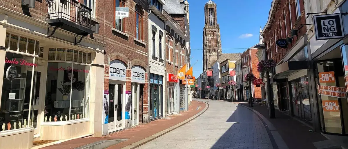 Winkelstraat in Weert met de kerktoren op de achtergrond