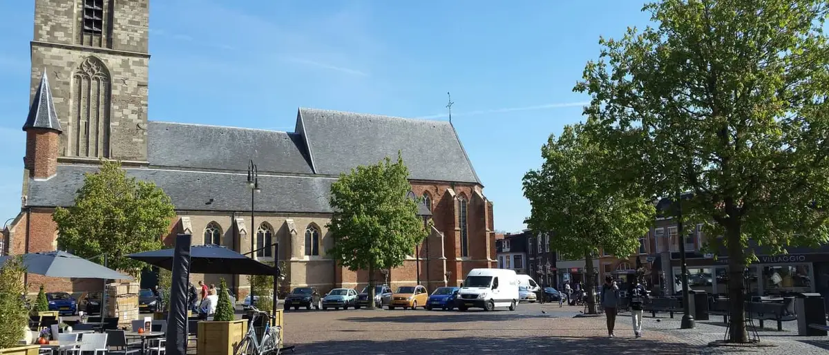 Terrassen bij de kerk in het centrum van Winterswijk