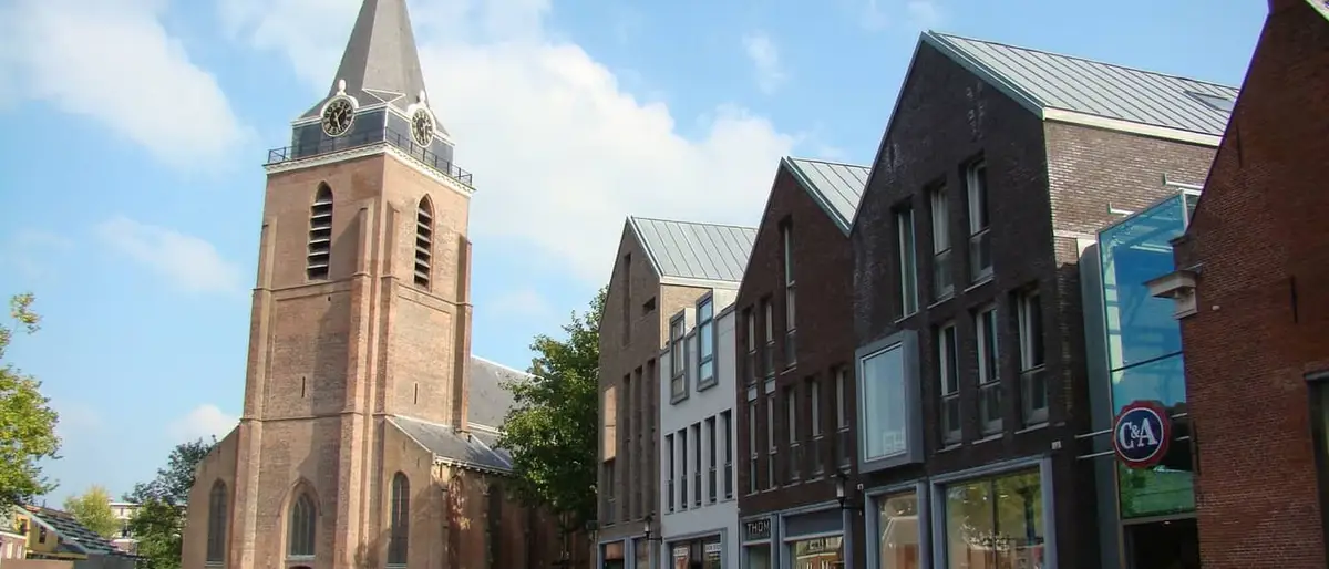 De kerktoren in het centrum van Woerden