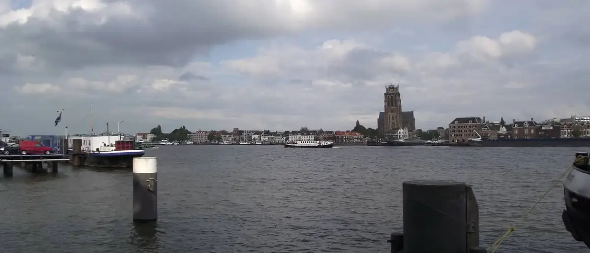 Het water bij Zwijndrecht met Dordrecht aan de overkant